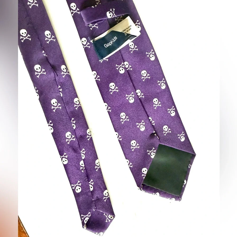 GAP Kids Boys Tie Purple Skull and Crossbones Tie Halloween 👻 Formal Dress Tie